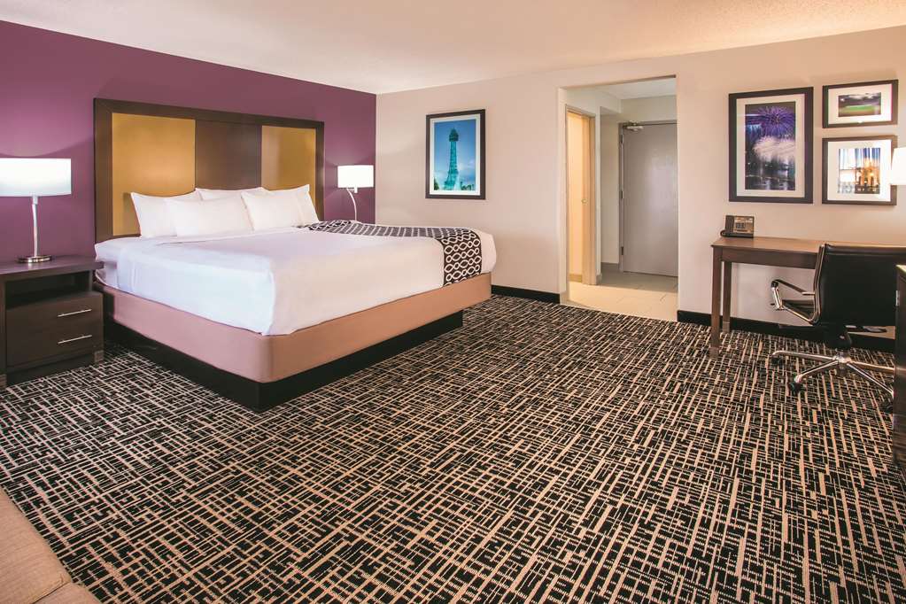 La Quinta Inn & Suites by Wyndham Cincinnati NE Mason - photo 21