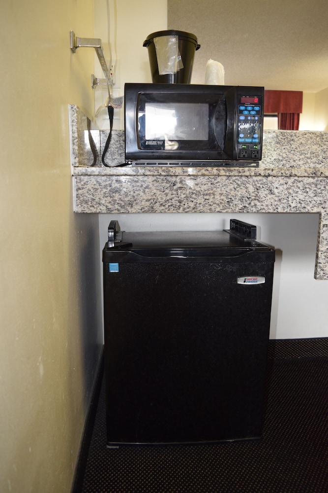 Oak Tree Inn Livonia West - photo 20