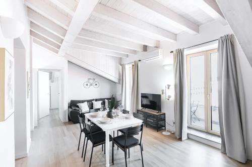 Easylife Gioiello Con Ampio Balcone Panoramico in Porta Ticinese — 4-Star Luxury Hotel in Milan, Italy