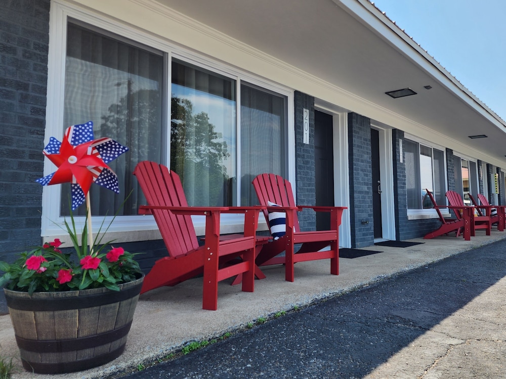 The Lakehouse Inn at Sledd Creek - featured photo