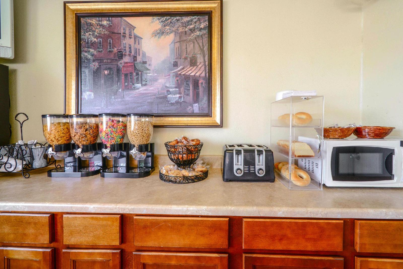 Econo Lodge Inn & Suites - photo 17