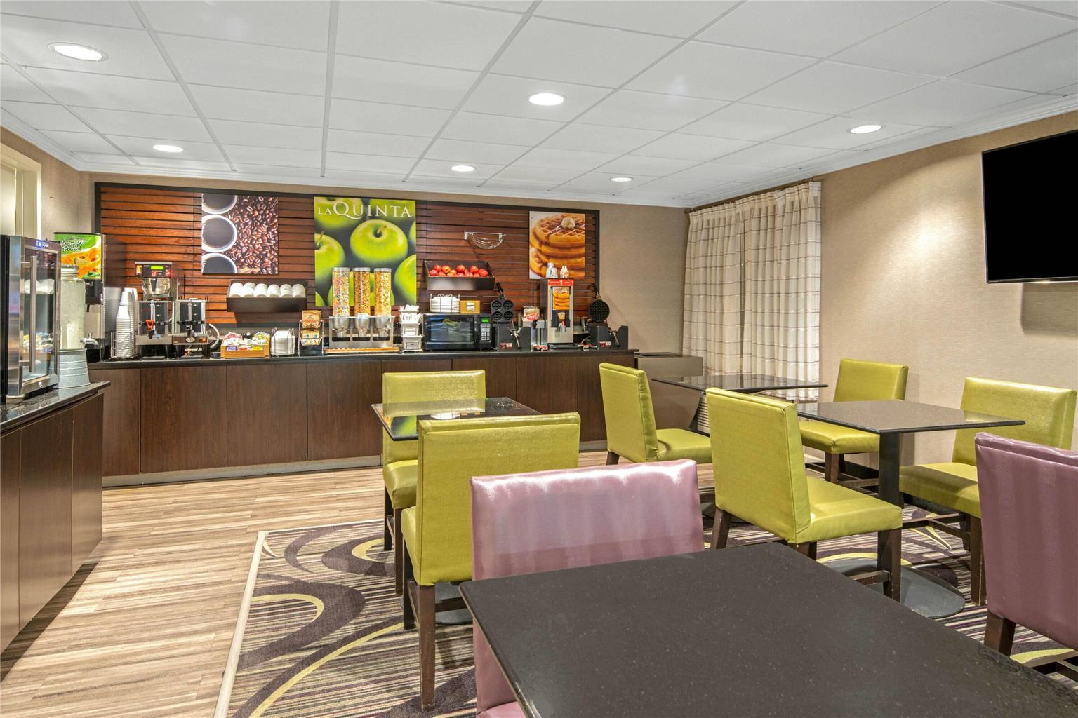 La Quinta Inn & Suites by Wyndham Baton Rouge Siegen Lane - photo 49