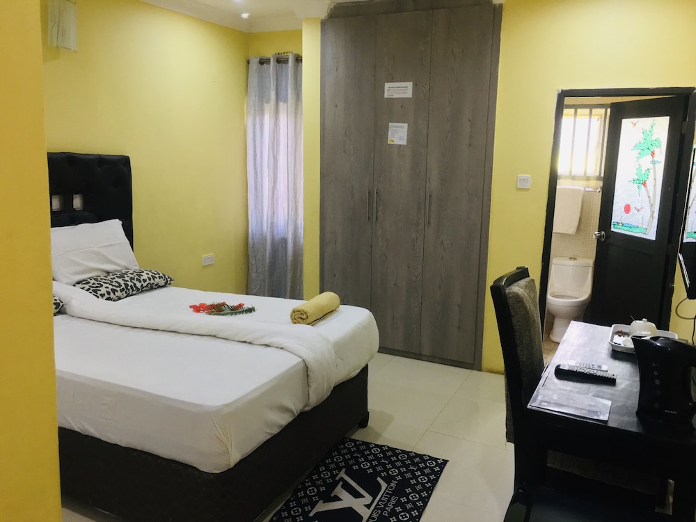 Golden Hills Lodge 19316981 — Kafue