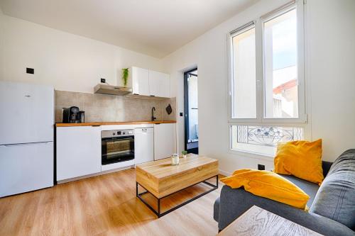 Le Charme Parisien 15 Min Des Champs Elysees in Saint-Ouen, France