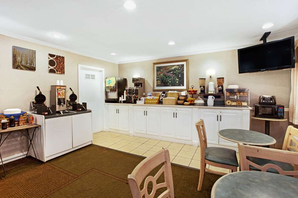 La Quinta Inn by Wyndham Detroit Canton - photo 36