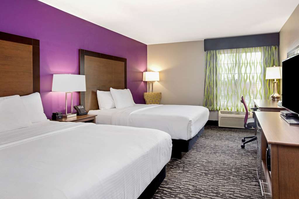 La Quinta Inn & Suites by Wyndham Visalia Sequoia Gateway - photo 41