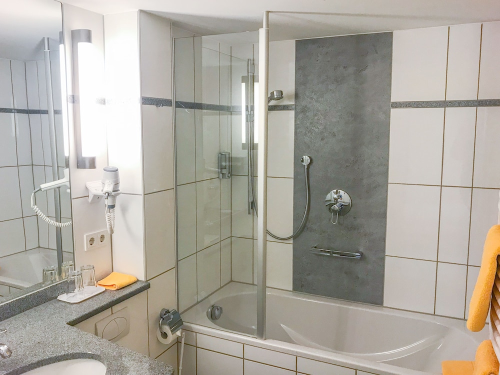 Deep soaking bathtub