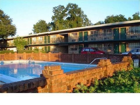 Collegiate Village Inn - photo 2
