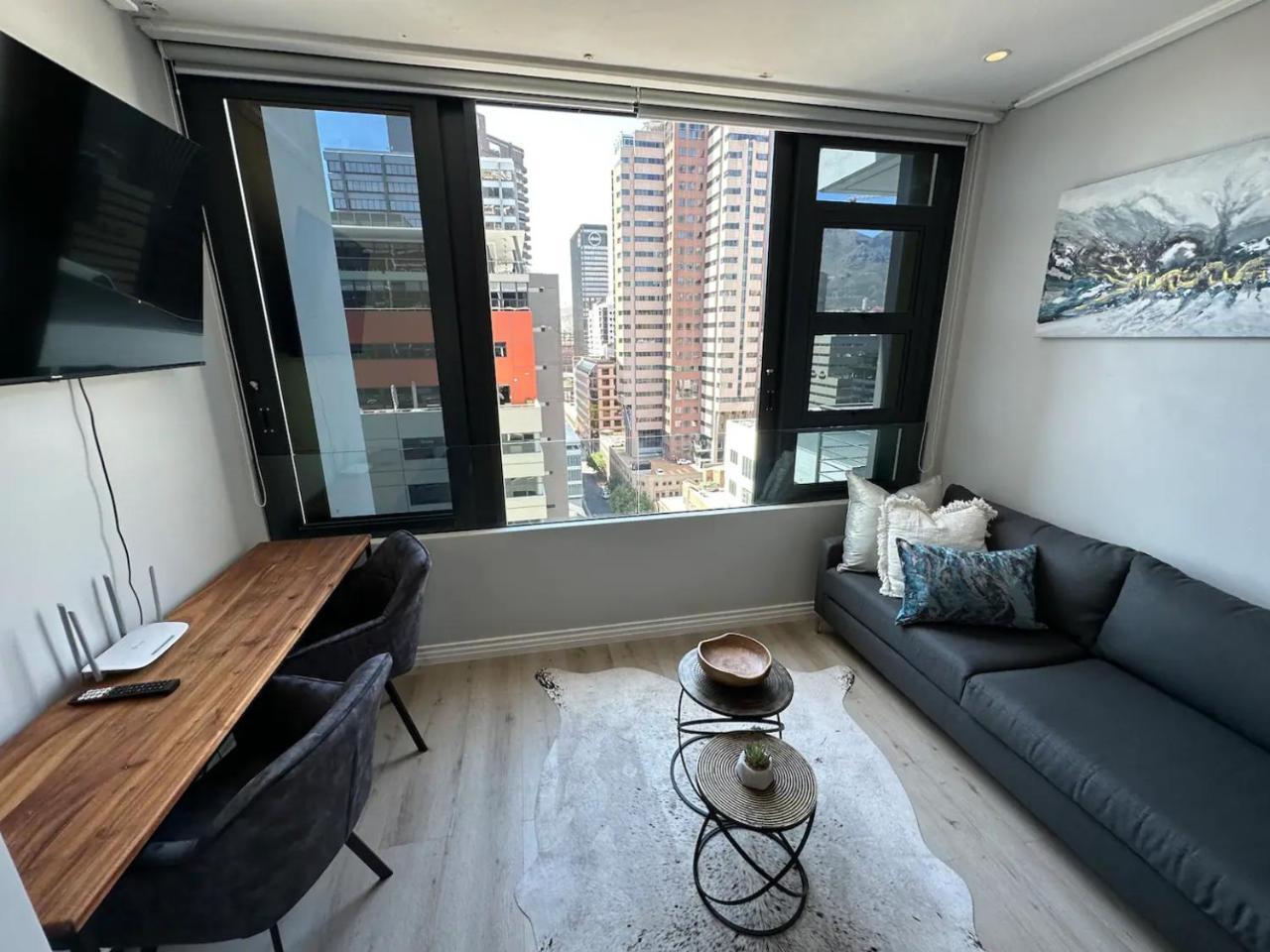 1306 Studio in Central Cape Town Wi Fi pool free parking