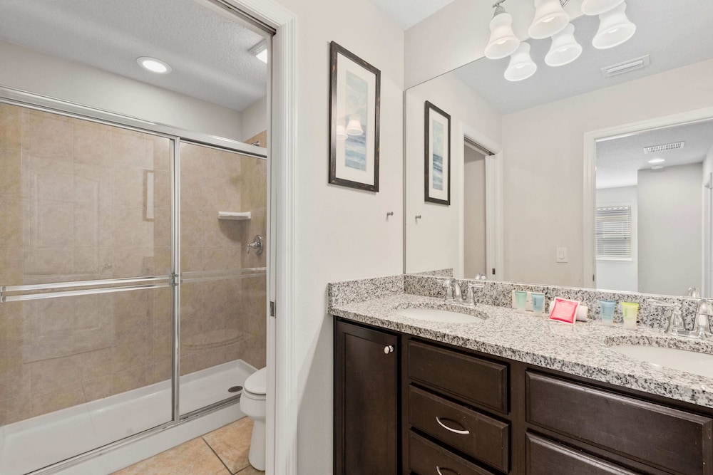 Beautiful Townhome With Splash Pool and Game Room - photo 56
