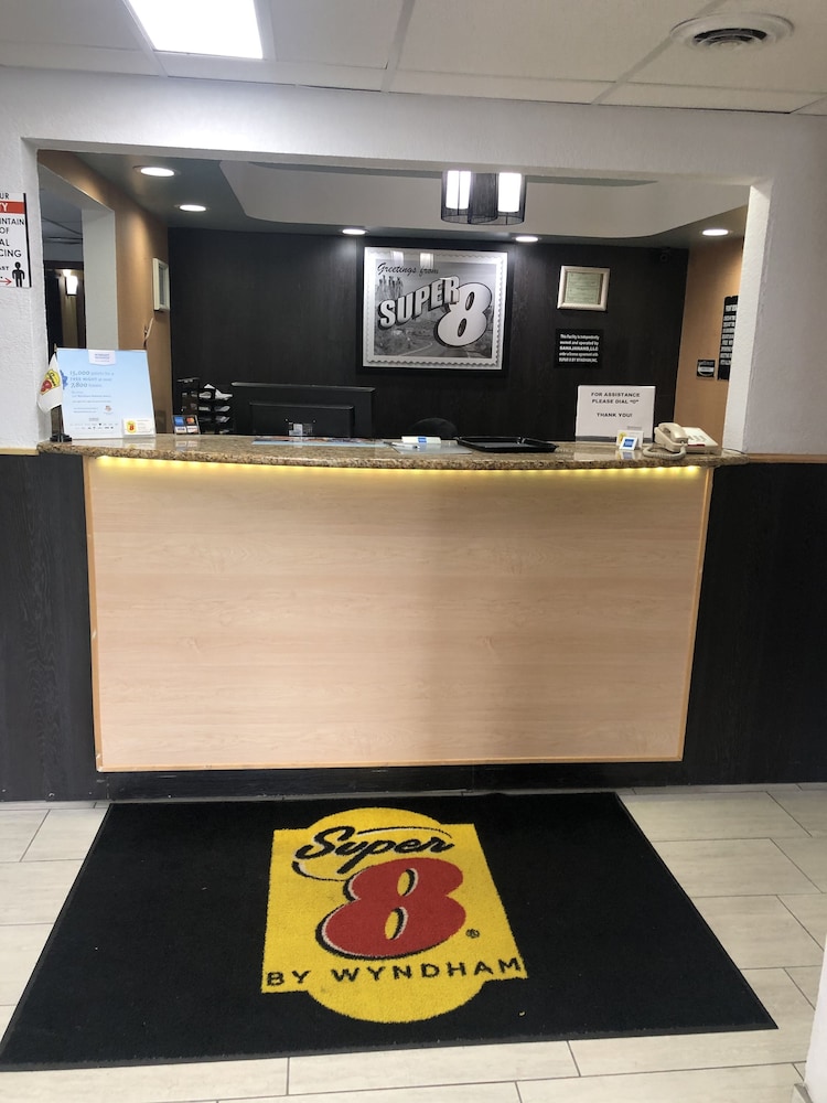 Super 8 by Wyndham Plover Stevens Point Area — hotel in Plover