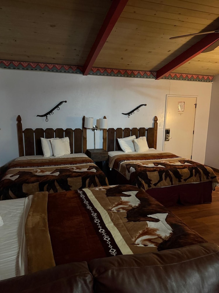 Cinderella Motel - photo 17