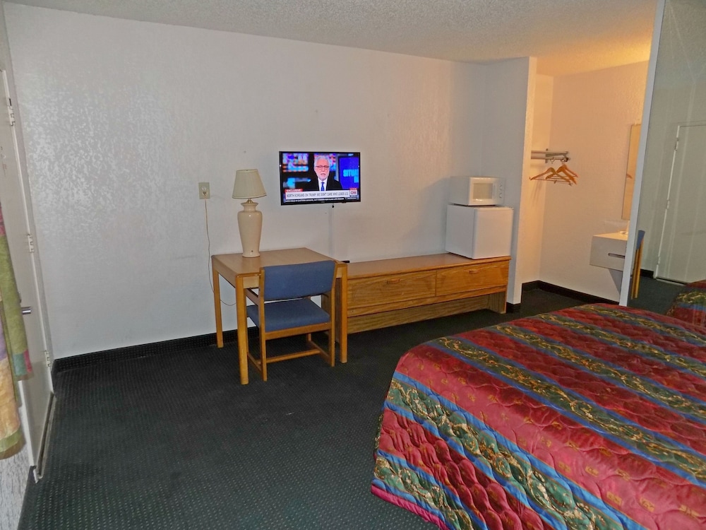 Topeka Plaza Inn - photo 16