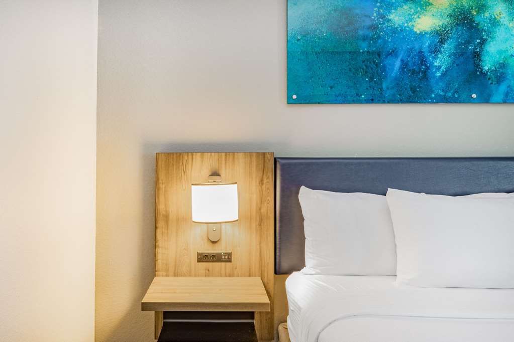 La Quinta Inn & Suites by Wyndham Galveston North at I 45 - photo 20
