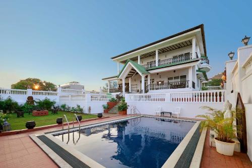 Ananda Villa by StayVista A serene escape with Mountain view Heritage interiors Swimming pool & Lush lawn — 5-Star Luxury Hotel in Lonavla, India