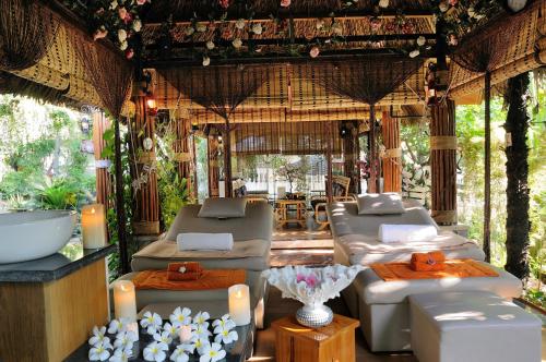 Shell Yeah - carbon neutral hotel in Unknown City