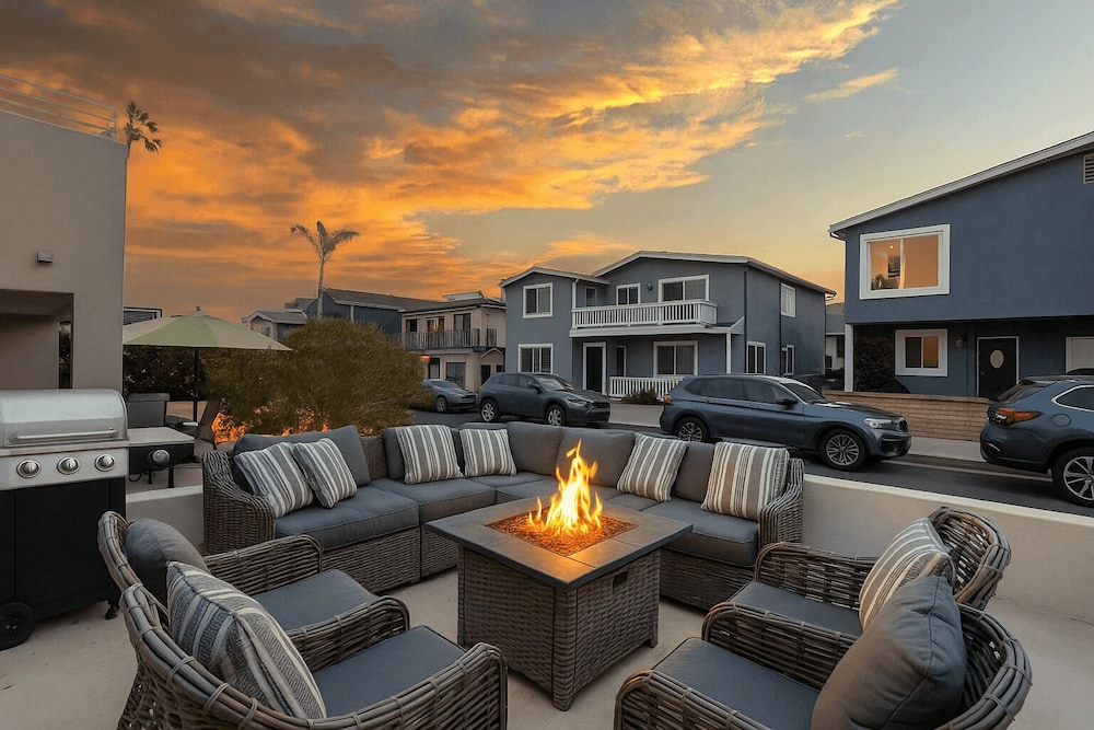 Sleeps 18 Steps to the Beach Shops & Eateries Ocean Views Patio Fire Pit in Newport Beach, United States