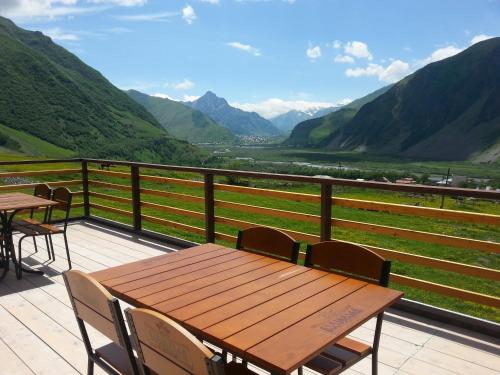Alpenhaus Kazbegi Hotel & Restaurant — hotel in Step'antsminda