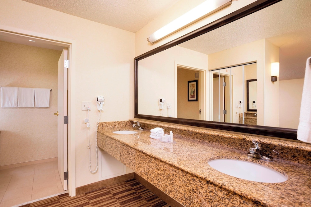 Courtyard by Marriott Woburn Boston North - photo 11