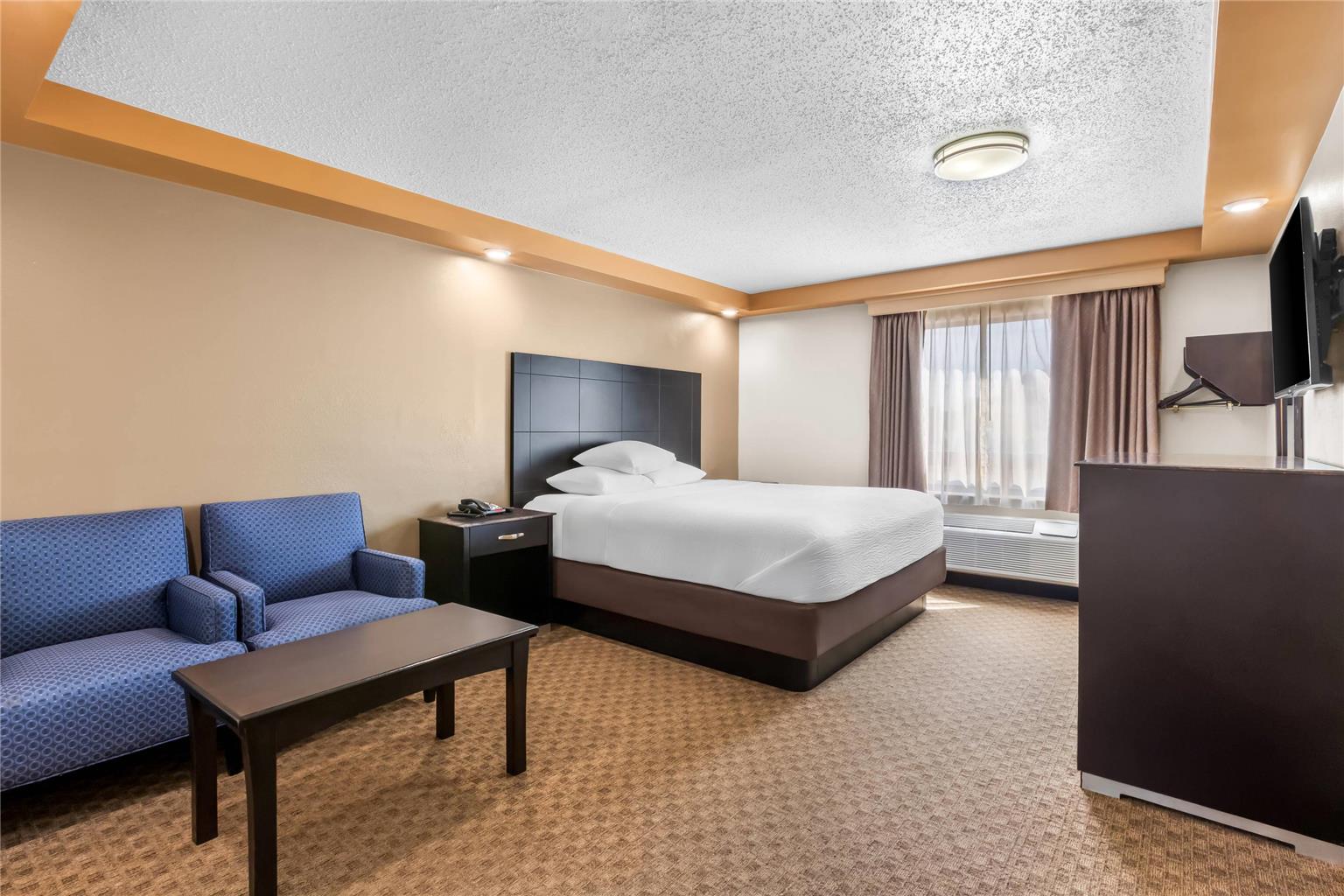 Econo Lodge Woodbridge - photo 13