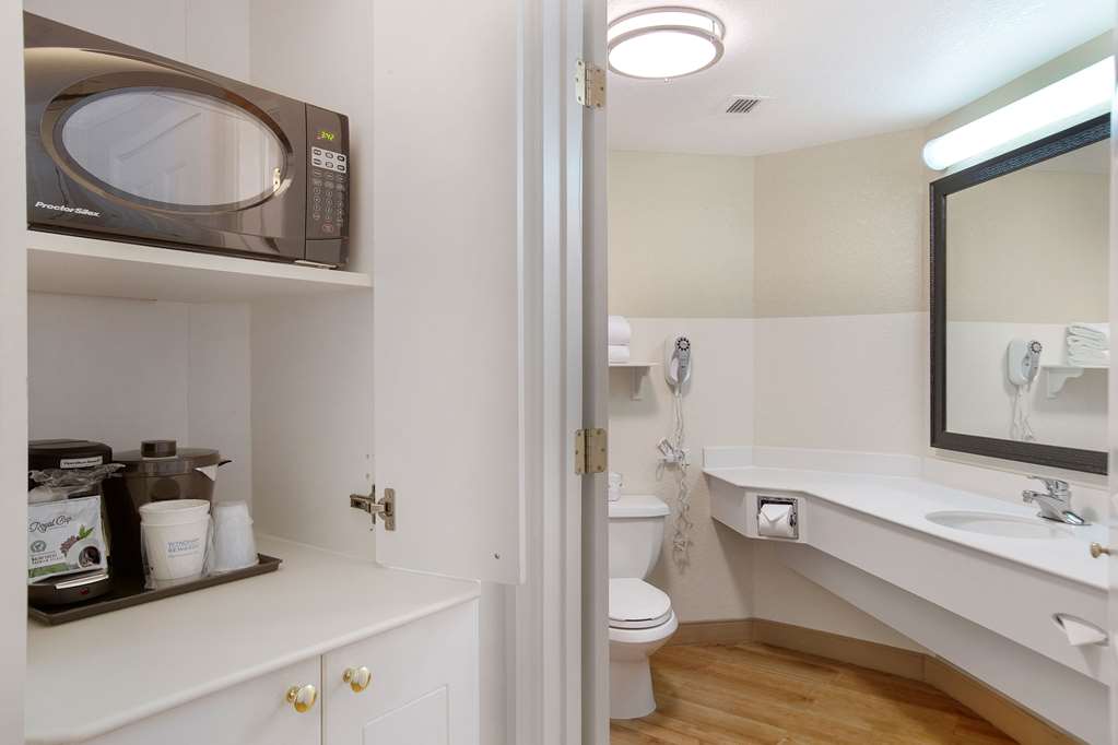 La Quinta Inn & Suites by Wyndham Ft. Lauderdale Airport - photo 23