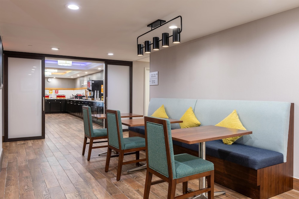 Hampton Inn Portsmouth Central - photo 62