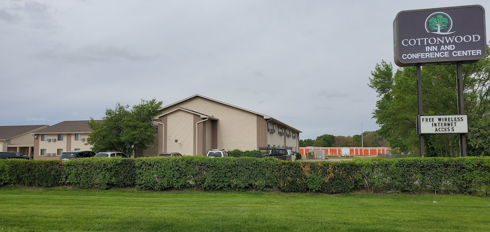 Cottonwood Inn and Conference Center - photo 41