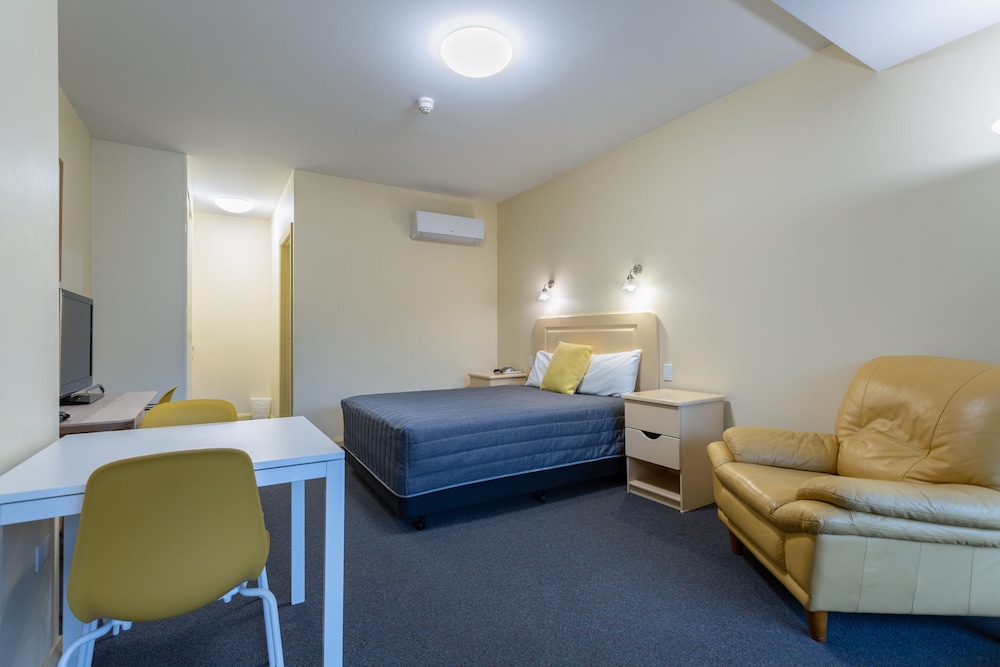 Mayfair Plaza Motel — Sandy Bay — photo 3