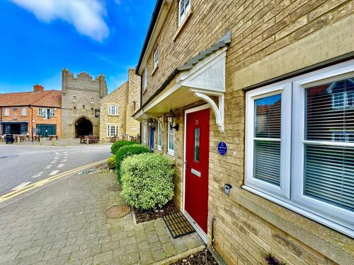 Newts Place Cottage Part of the The Bay Filey Holiday Village with pool gym and direct beach access pub restaurant tennis and meadows walks — 4-Star Luxury Hotel in Filey, United Kingdom