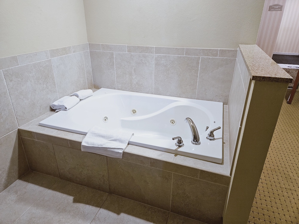 Cobblestone Inn & Suites Bloomfield - photo 10