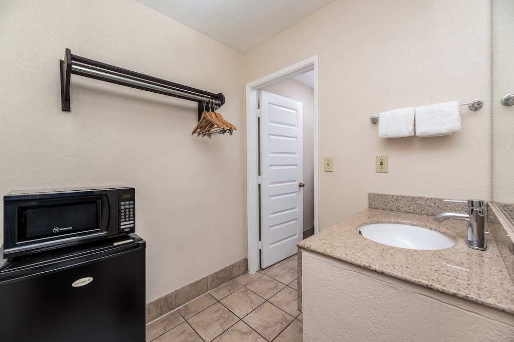 Red Roof Inn Stockton - photo 4