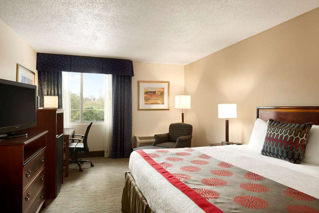 Wyndham Garden Tallahassee Capitol - photo 13
