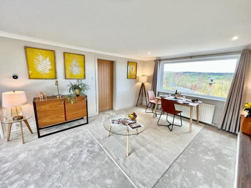 Treetops Cottage at Treetops Hideouts — 4-Star Luxury Hotel in Richmond, United Kingdom