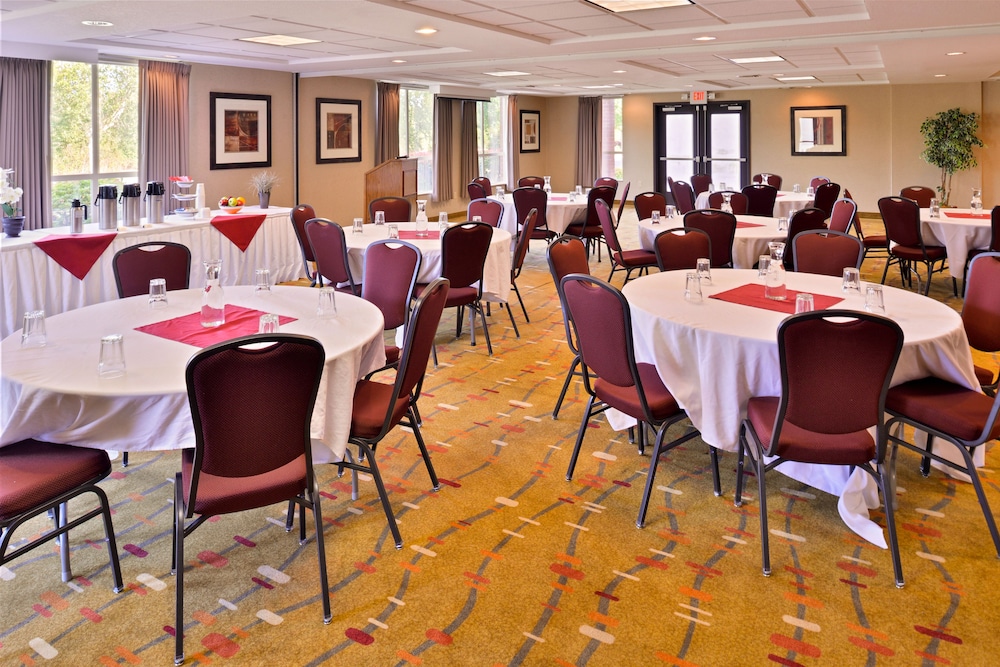 Holiday Inn Express & Suites Albany by IHG - photo 32