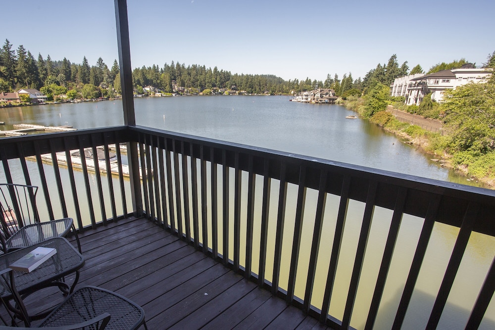 Lakeshore Inn - photo 40