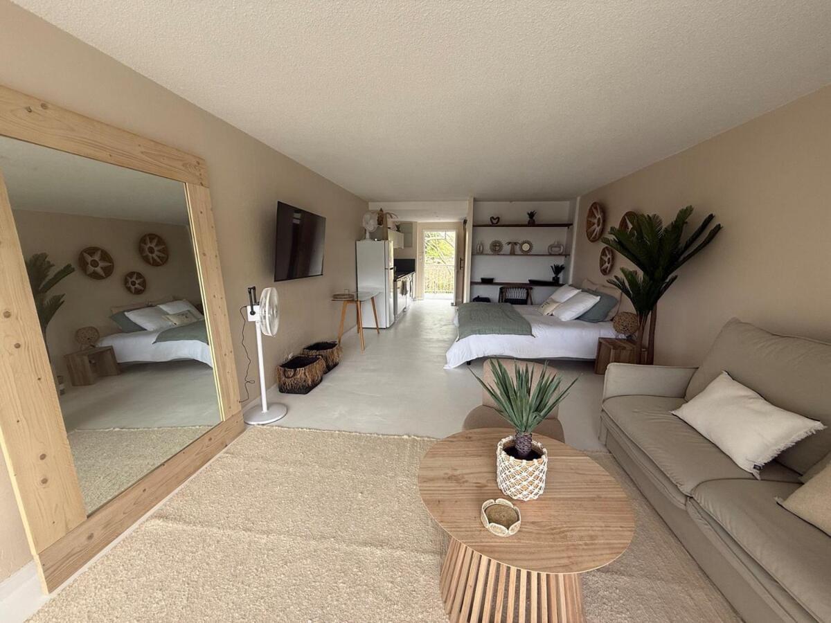 Logement Cosy Avec Piscine — Unknown City