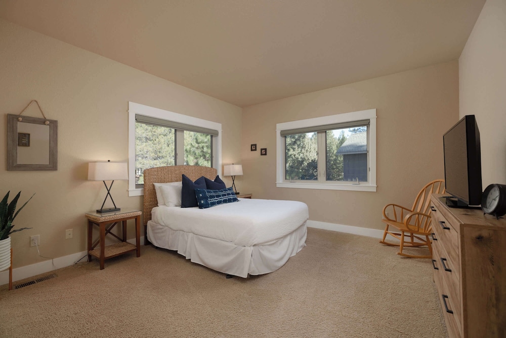 Big River Stately Stay for 8 — Bend — photo 2