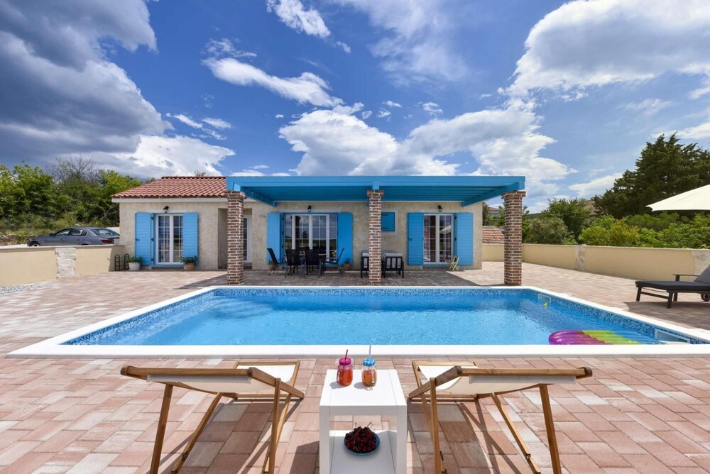 Stone villa Jurenda with pool — 4-Star Luxury Hotel in Sukosan, Croatia