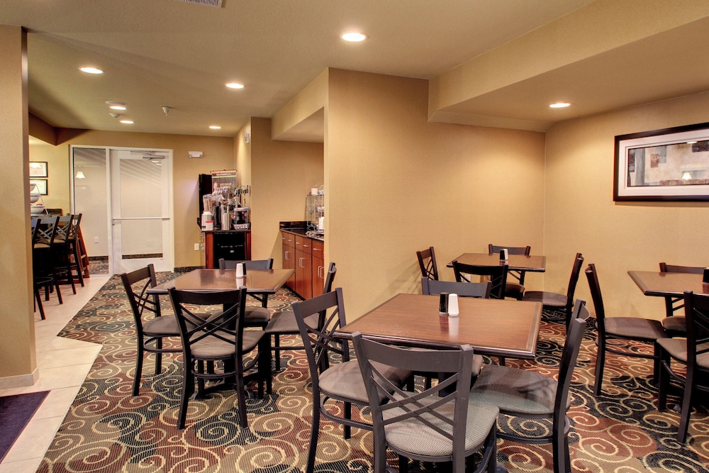 Cobblestone Hotel & Suites Newton - photo 32