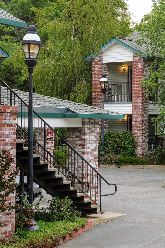 Grass Valley Courtyard Suites - carbon neutral hotel in Grass Valley