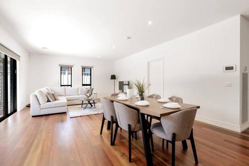 Family Oasis Walking distance to Chadstone SC pet-friendly hotel Carnegie
