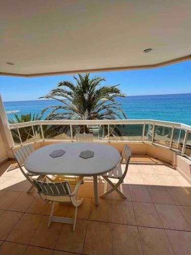 Appartement bord de mer avec garage — 4-Star Luxury Hotel in Menton, France