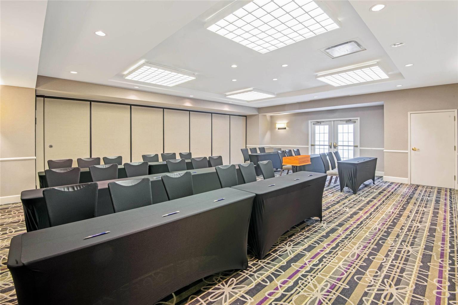 La Quinta Inn & Suites by Wyndham San Antonio Airport - photo 31