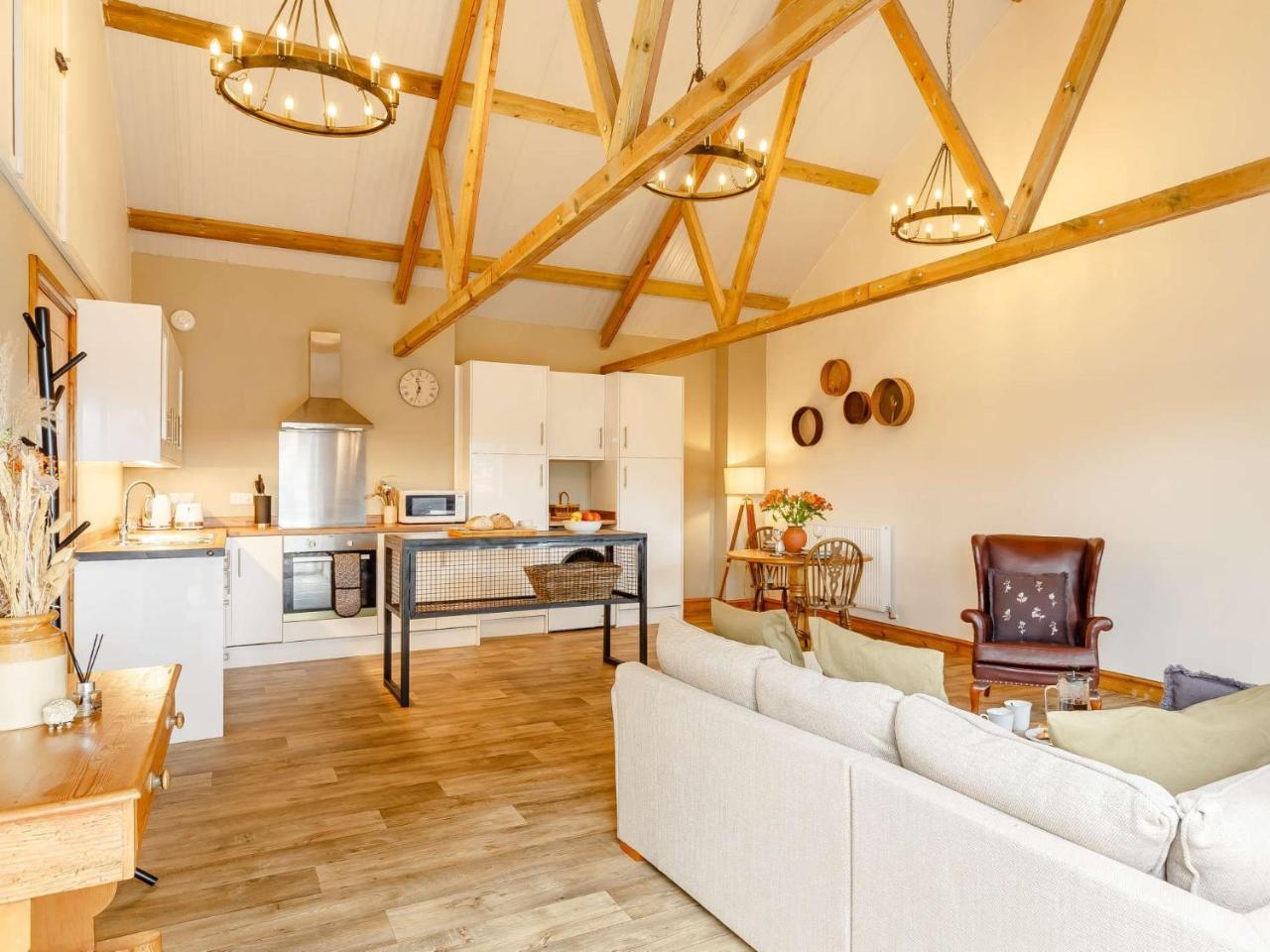 1 Bed in Glastonbury 86979 pet-friendly hotel Edington