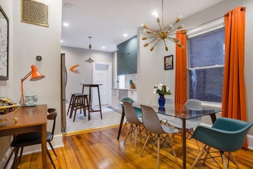 Massive 6BR & 4BA Private Duplex Townhouse Central — 4-Star Luxury Hotel in Washington, United States