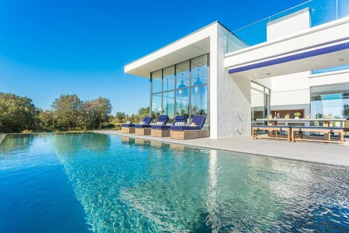 Villa Montchavin — 4-Star Luxury Hotel in Quinta Do Conde, Portugal