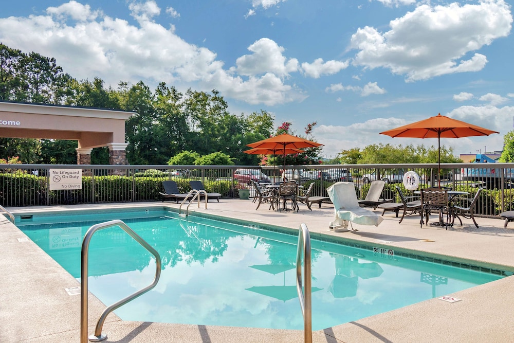 Hampton Inn Adel - photo 12