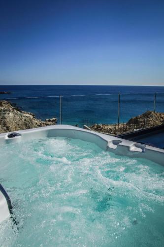 Aquamarine Luxury Suites Stegna Beachfront Jacuzzi Smart Home Great View — 4-Star Luxury Hotel in Archangelos, Greece