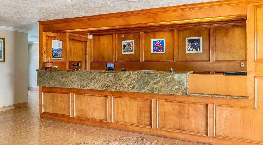 Motel 6 Alvin TX - photo 5