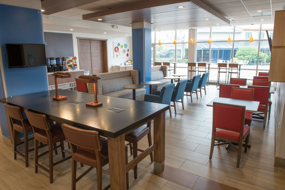 Holiday Inn Express & Suites Fort Wayne North by IHG - photo 24